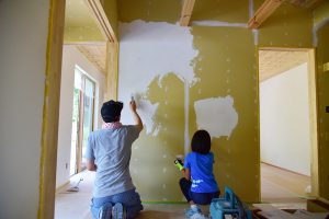 漆喰　壁塗り（自分たちで）　どのくらいかかるの？漆喰DIYの費用について
