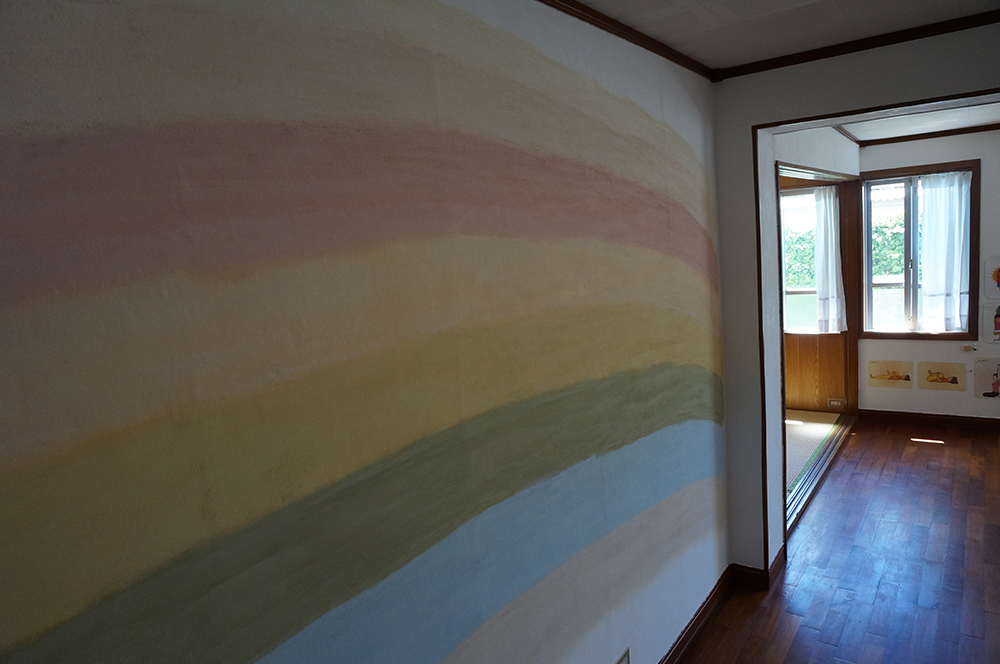 漆喰壁・レインボー・ヨガ教室の壁を美しい漆喰のグラデーションに。