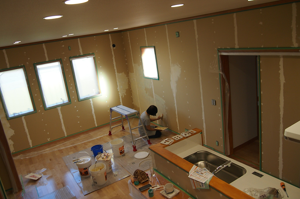 漆喰塗り・下準備・140坪の新築住宅の壁を自分達の手で！